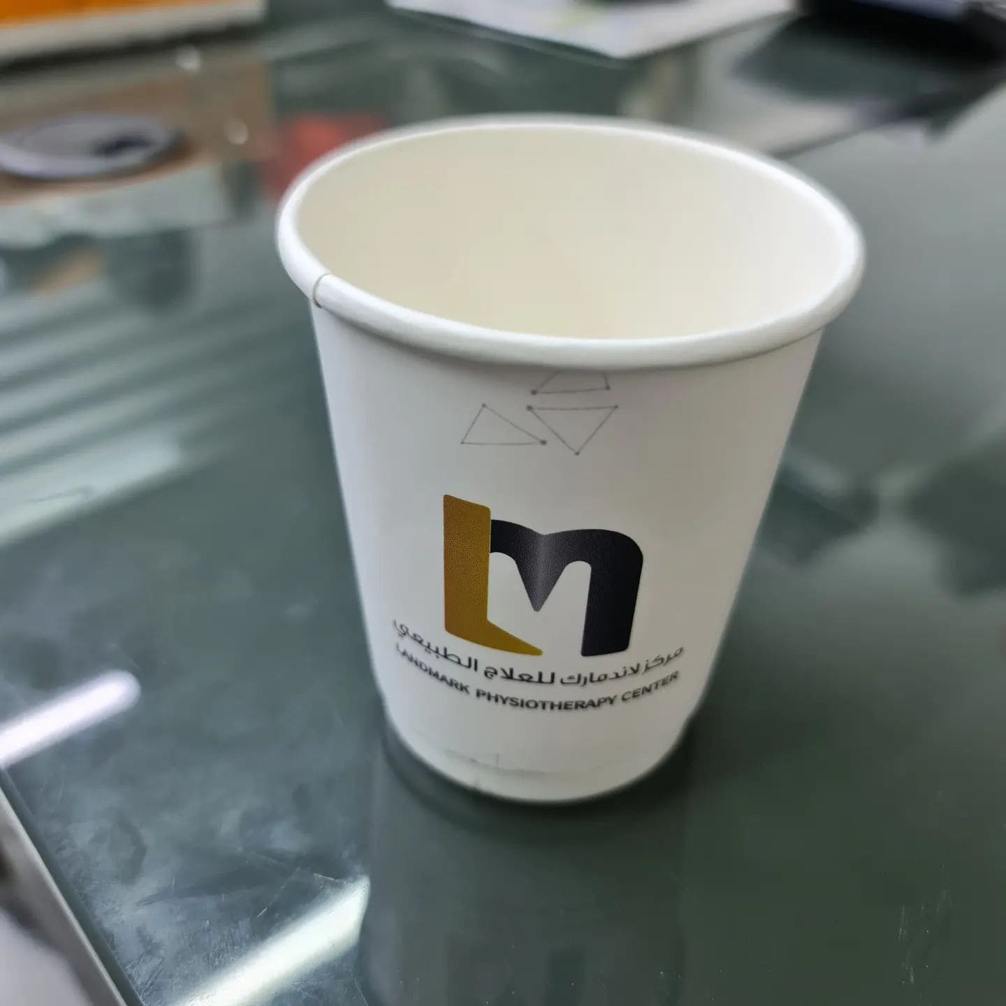 كوب ورقي مطبوع بشعار وهوية بصرية للعلامة التجارية